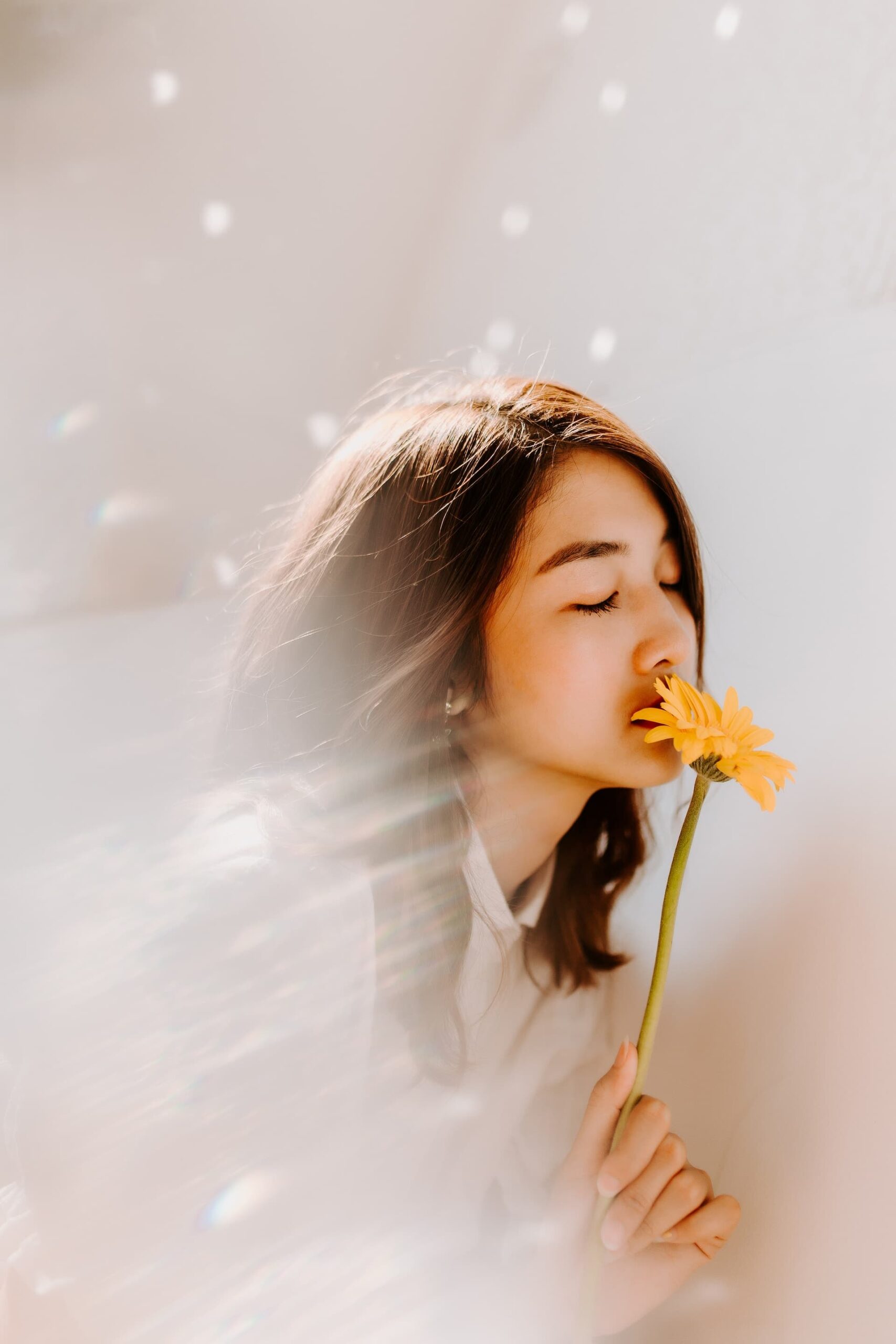 donna che odora fiori campagna, connessione odori emozioni
